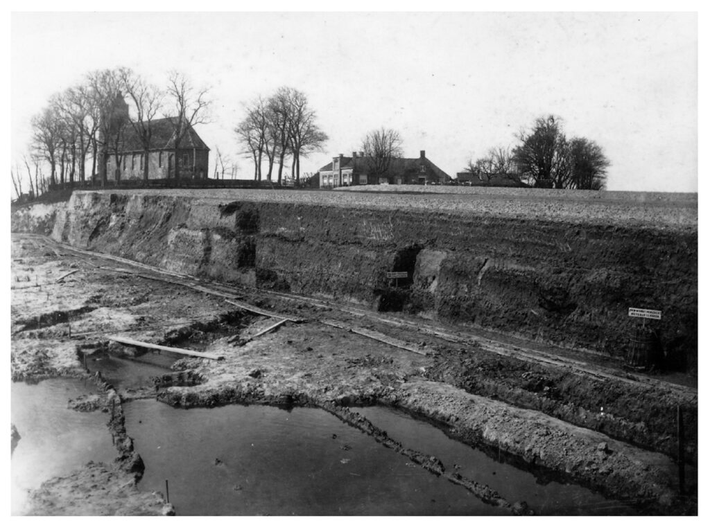 The excavation of the terp Hogebeintum in 1905, picture collection Fries Museum