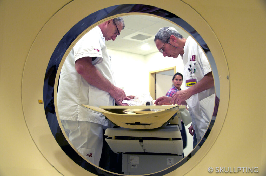 Roel Jansen and Martin Poulus busy scanning the skull in the Amsterdam Medical Centre.