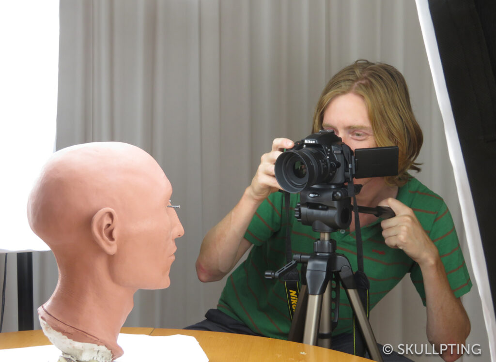 The 4D Research Lab photogrammetrically documents the process from skull to face.